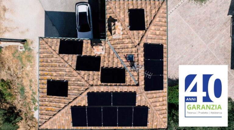 vista tetto con pannelli fotovoltaici sunpower garantiti per 40 anni