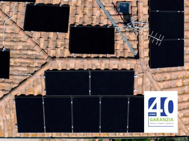 vista dall'alto di un tetto di villetta co pannelli m-class sunpower garantiti per 40 anni
