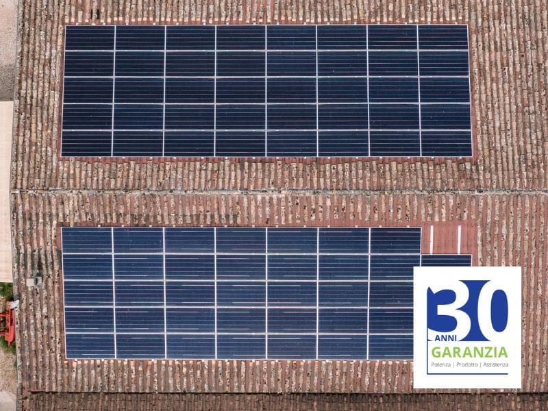 vista tetto di un capannone con pannelli performance p7 che sono garantiti da Sunpower per 30 anni