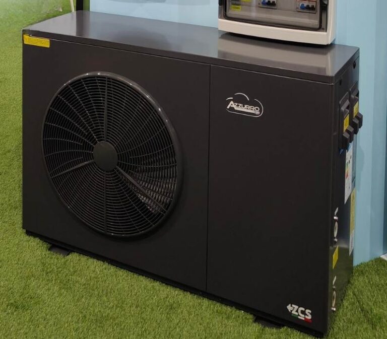 Pompa di calore zucchetti zcs per il riscaldamento della casa in esposizione in fiera