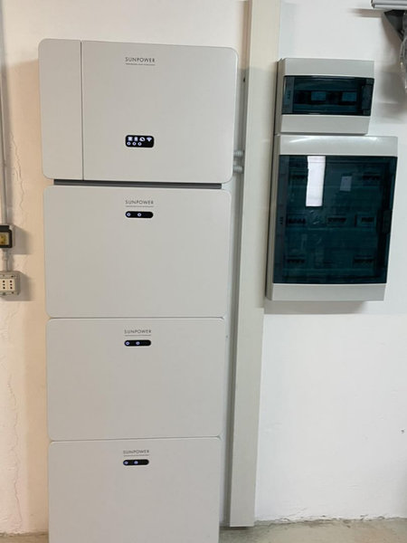 nstallazione tecnica di un sistema di accumulo SunPower con due moduli batteria bianchi posizionati sotto i quadri elettrici di gestione impianto.