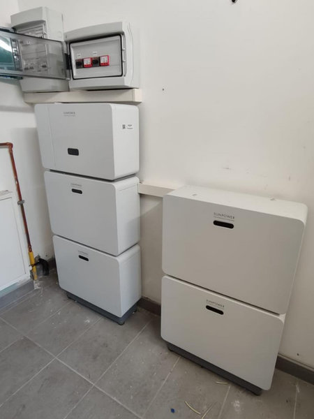 Foto reale di un'installazione flessibile di accumulo SunPower composta da cinque moduli: una colonna da tre unità e una da due.