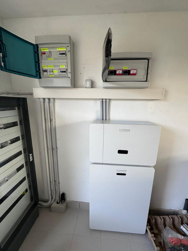 Moderno sistema di accumulo SunPower bianco a due moduli, installati in un ambiente domestico.