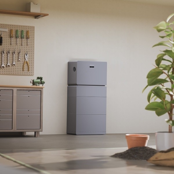 Un garage ben organizzato con al centro, un moderno sistema di accumulo SunPower grigio a colonna.