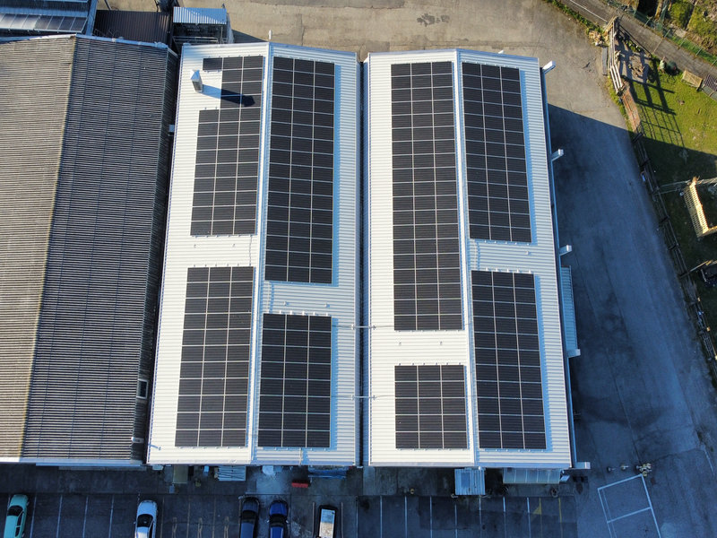 Visuale aerea di un tetto industriale con copertura fotovoltaica integrale.