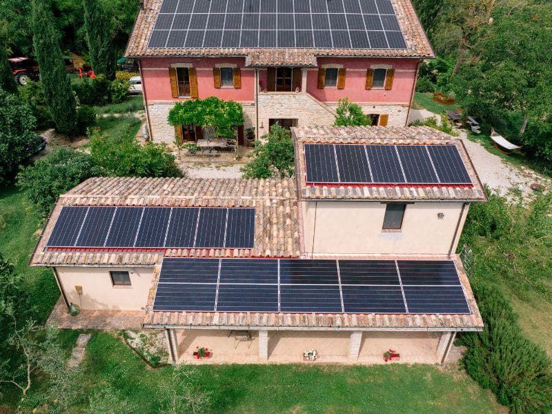 impianto fotovoltaico su più tetti per resort in umbria dopo lavoro di repowering