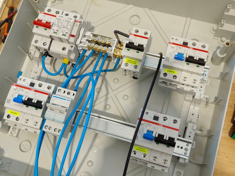 quadro elettrico impianto fotovoltaico aperto