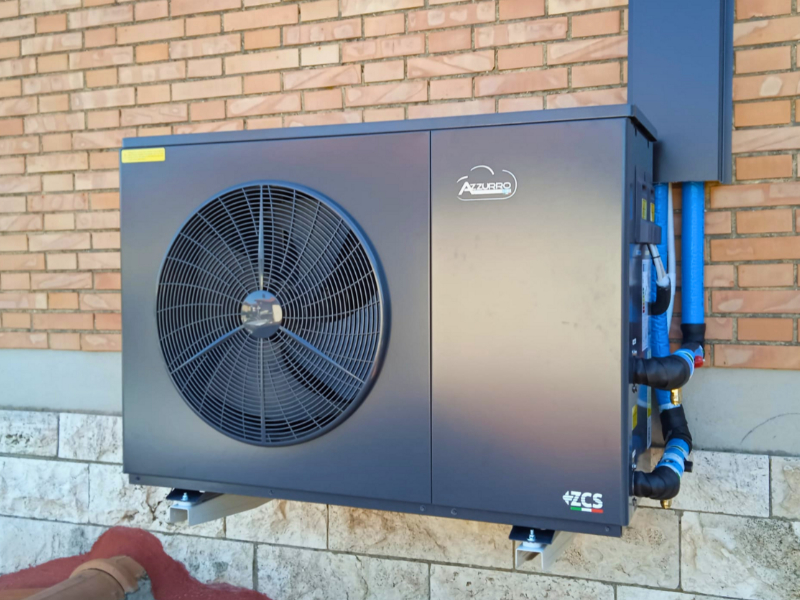 Unità esterna di una moderna pompa di calore monoblocco di colore grigio antracite, marchio Azzurro ZC