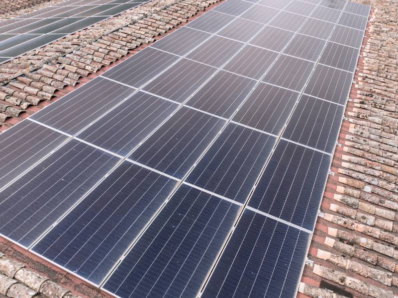 particolare fotovoltaico su tetto installato con bonus 50%