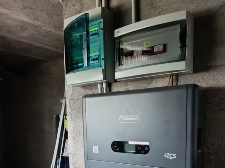 Sistema di accumulo fotovoltaico ZCS Azzurro installato in locale tecnico a Viterbo