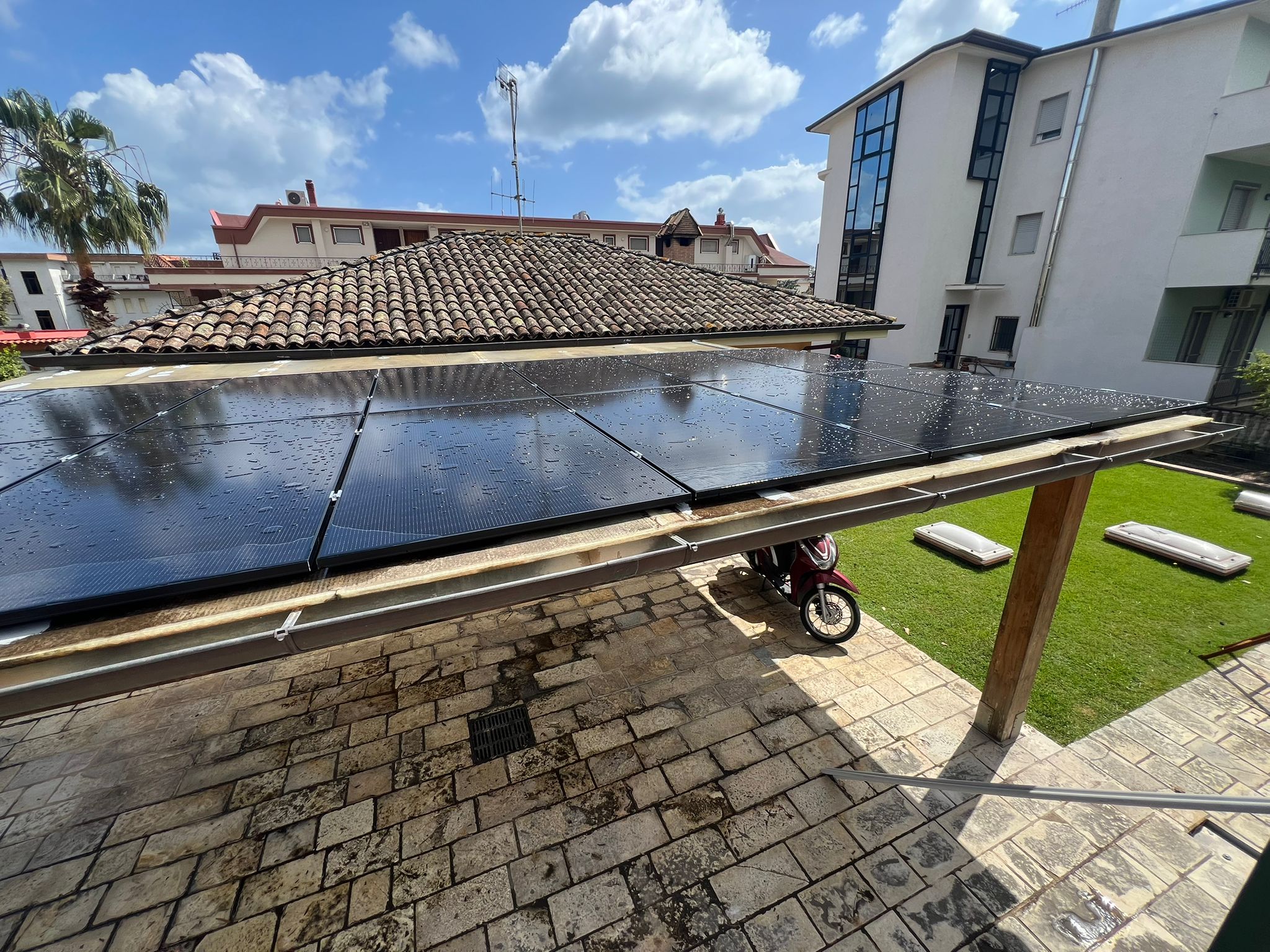 Vista panoramica della pensilina con pannelli fotovoltaici per abitazione indipendente a Formia