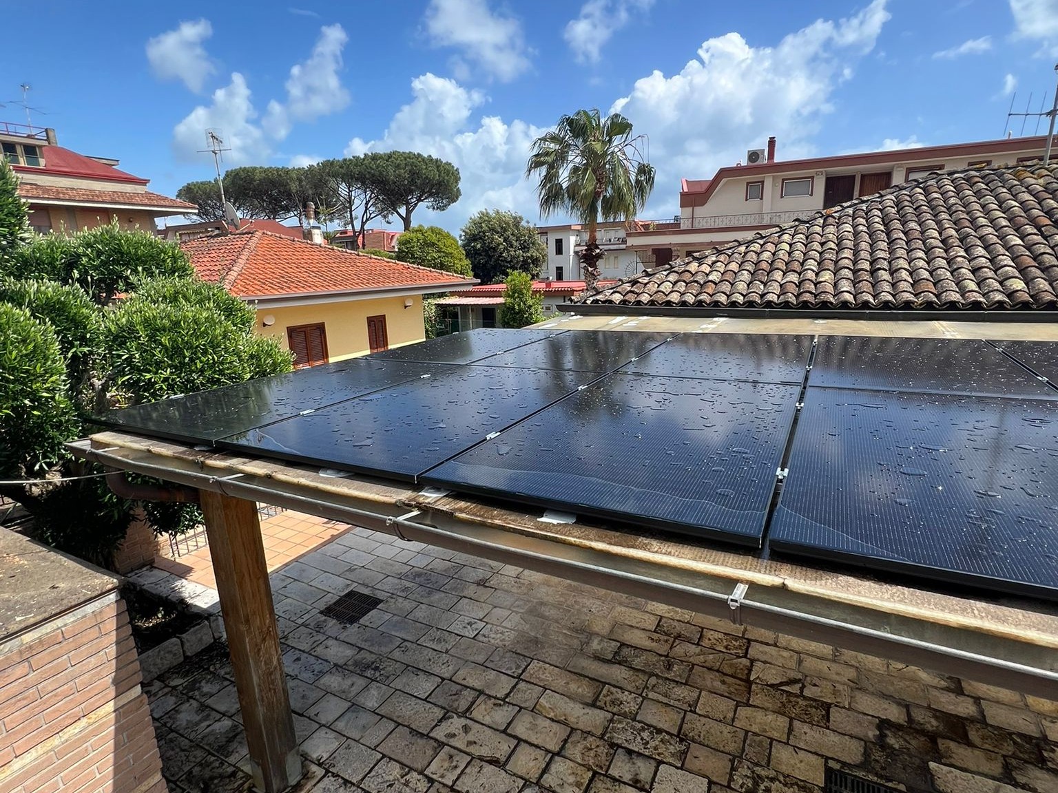 Pannelli fotovoltaici installati sulla copertura della tettoia in legno di un'abitazione a Formia.