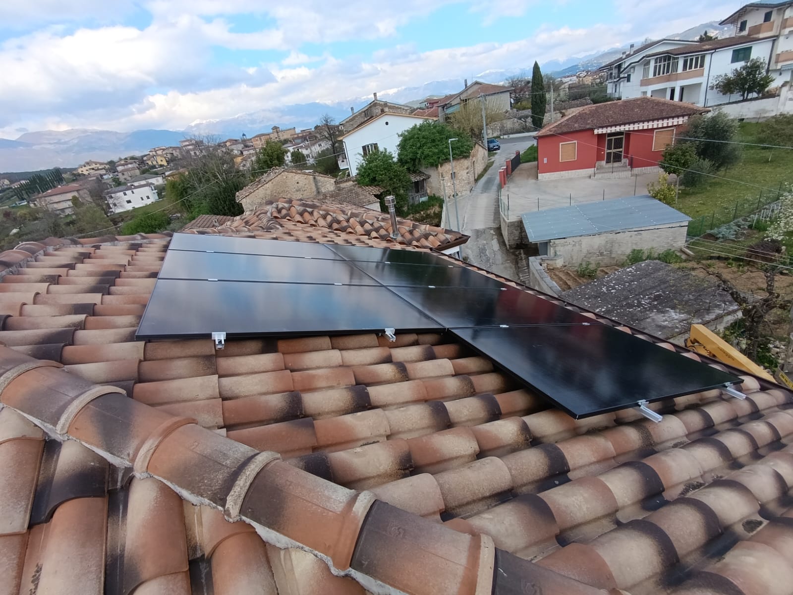 Installazione di moduli fotovoltaici ad alta efficienza per l'autosufficienza energetica domestica.