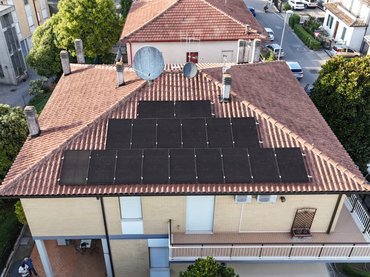 Vista aerea dall'alto dell'impianto fotovoltaico SunPower completato sul tetto di un'abitazione a Rieti
