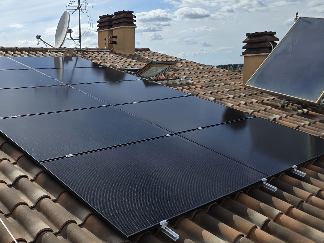 Fissaggio e ancoraggio dei pannelli fotovoltaici con batteria d'accumulo su tetto a Roma