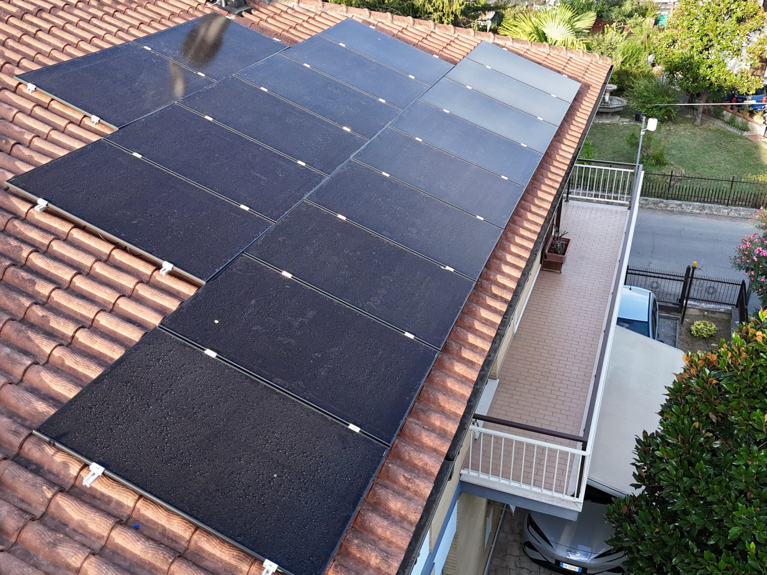 Dettaglio installazione pannelli fotovoltaici SunPower ad alta efficienza su tetto in tegole a Rieti