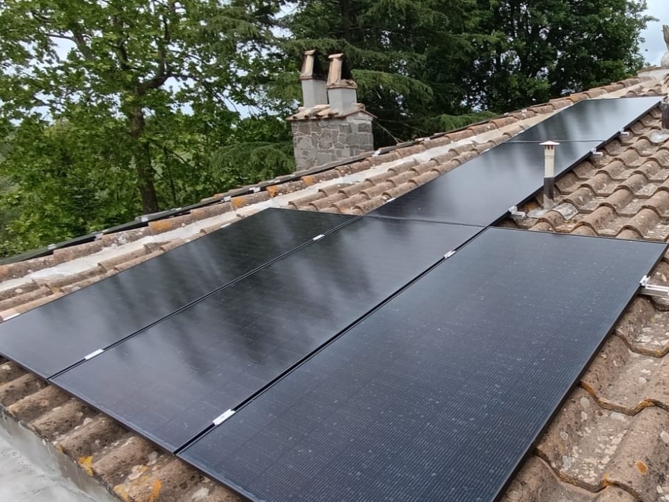 Dettaglio dei pannelli solari ad alta efficienza per impianto fotovoltaico con accumulo Viterbo