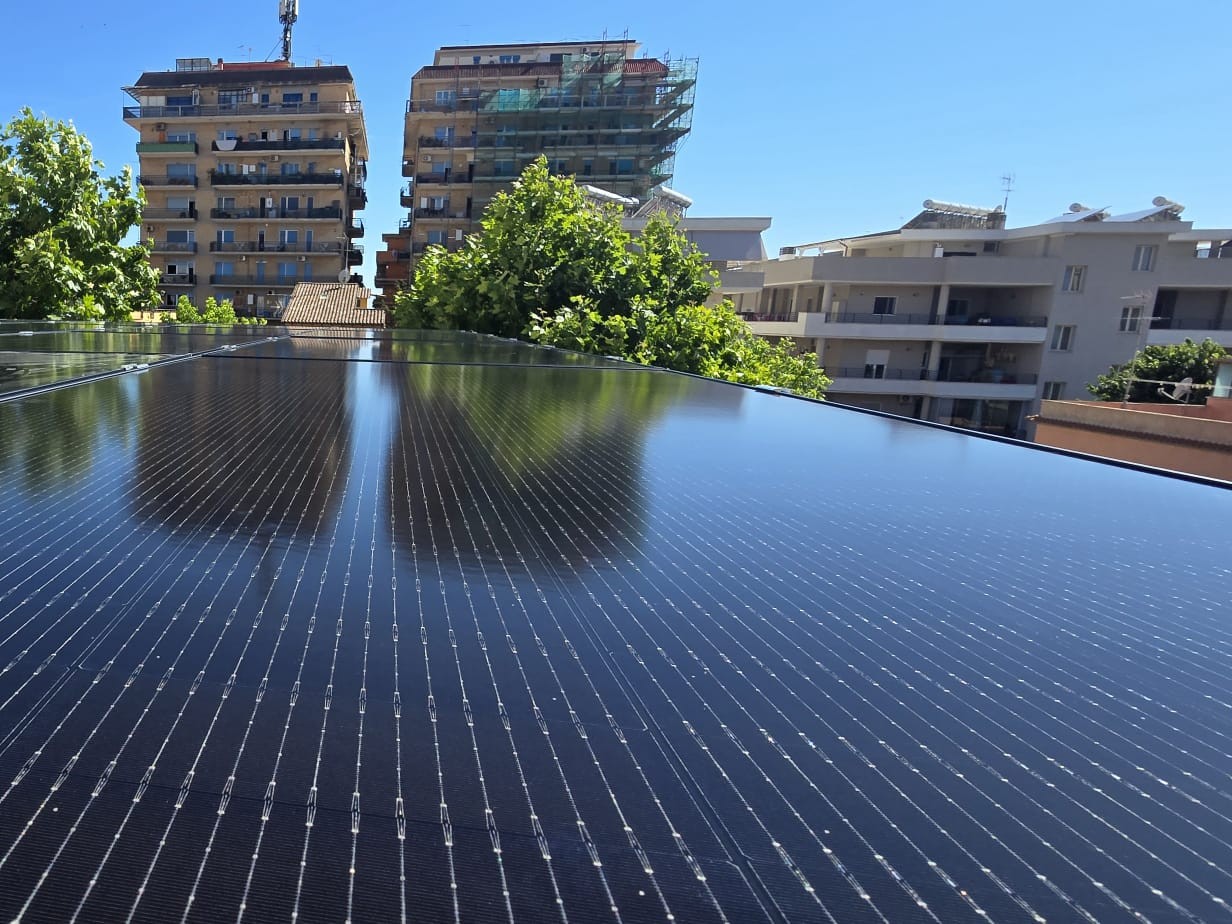 Dettaglio dei moduli fotovoltaici ad alta efficienza per casa in contesto urbano a Roma