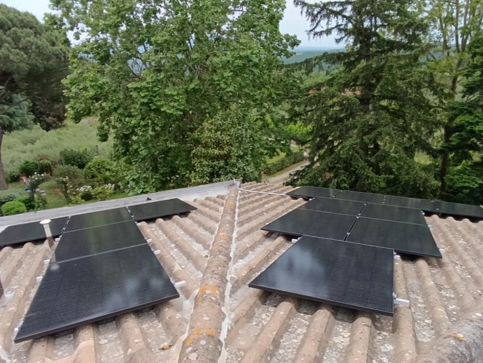 Moduli fotovoltaici installati su tetto in coppi per impianto con accumulo a Viterbo